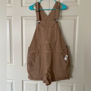 Old Navy Denim cuffed Shortalls
Side button entry, adjustable shoulder straps